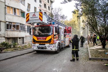 Kharkiv, Ukrayna, 24 Eylül 2024 KAB sınıfı bir savaş başlığıyla donatılmış bir Rus bombardıman uçağı Kharkiv 'deki bir yerleşim yerini kısmen yok etti. Kurtarma ekipleri saldırı mahallinde..