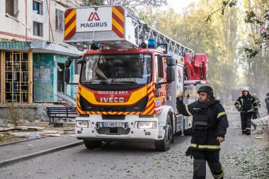 Kharkiv, Ukrayna, 24 Eylül 2024 KAB sınıfı bir savaş başlığıyla donatılmış bir Rus bombardıman uçağı Kharkiv 'deki bir yerleşim yerini kısmen yok etti. Kurtarma ekipleri saldırı mahallinde..