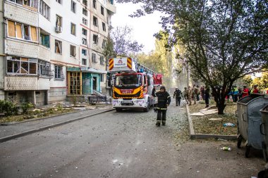 Kharkiv, Ukrayna, 24 Eylül 2024 KAB sınıfı bir savaş başlığıyla donatılmış bir Rus bombardıman uçağı Kharkiv 'deki bir yerleşim yerini kısmen yok etti. Kurtarma ekipleri saldırı mahallinde..