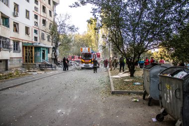 Kharkiv, Ukrayna, 24 Eylül 2024 KAB sınıfı bir savaş başlığıyla donatılmış bir Rus bombardıman uçağı Kharkiv 'deki bir yerleşim yerini kısmen yok etti. Kurtarma ekipleri saldırı mahallinde..
