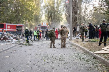 Kharkiv, Ukrayna, 24 Eylül 2024 KAB sınıfı bir savaş başlığıyla donatılmış bir Rus bombardıman uçağı Kharkiv 'deki bir yerleşim yerini kısmen yok etti. Kurtarma ekipleri saldırı mahallinde..