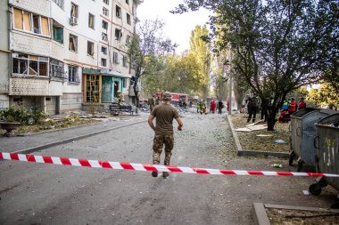 Kharkiv, Ukrayna, 24 Eylül 2024 KAB sınıfı bir savaş başlığıyla donatılmış bir Rus bombardıman uçağı Kharkiv 'deki bir yerleşim yerini kısmen yok etti. Kurtarma ekipleri saldırı mahallinde..