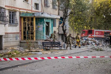 Kharkiv, Ukrayna, 24 Eylül 2024 KAB sınıfı bir savaş başlığıyla donatılmış bir Rus bombardıman uçağı Kharkiv 'deki bir yerleşim yerini kısmen yok etti. Kurtarma ekipleri saldırı mahallinde..