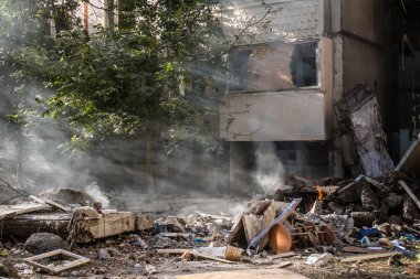 Kharkiv, Ukrayna, 24 Eylül 2024 KAB sınıfı bir savaş başlığıyla donatılmış bir Rus bombardıman uçağı Kharkiv 'deki bir yerleşim yerini kısmen yok etti. Kurtarma ekipleri saldırı mahallinde..