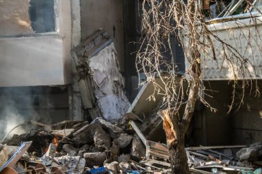 Kharkiv, Ukrayna, 24 Eylül 2024 KAB sınıfı bir savaş başlığıyla donatılmış bir Rus bombardıman uçağı Kharkiv 'deki bir yerleşim yerini kısmen yok etti. Kurtarma ekipleri saldırı mahallinde..