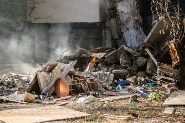 Kharkiv, Ukrayna, 24 Eylül 2024 KAB sınıfı bir savaş başlığıyla donatılmış bir Rus bombardıman uçağı Kharkiv 'deki bir yerleşim yerini kısmen yok etti. Kurtarma ekipleri saldırı mahallinde..