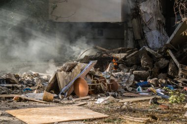 Kharkiv, Ukrayna, 24 Eylül 2024 KAB sınıfı bir savaş başlığıyla donatılmış bir Rus bombardıman uçağı Kharkiv 'deki bir yerleşim yerini kısmen yok etti. Kurtarma ekipleri saldırı mahallinde..