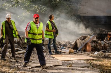 Kharkiv, Ukrayna, 24 Eylül 2024 KAB sınıfı bir savaş başlığıyla donatılmış bir Rus bombardıman uçağı Kharkiv 'deki bir yerleşim yerini kısmen yok etti. Kurtarma ekipleri saldırı mahallinde..