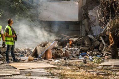 Kharkiv, Ukrayna, 24 Eylül 2024 KAB sınıfı bir savaş başlığıyla donatılmış bir Rus bombardıman uçağı Kharkiv 'deki bir yerleşim yerini kısmen yok etti. Kurtarma ekipleri saldırı mahallinde..