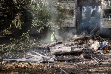 Kharkiv, Ukrayna, 24 Eylül 2024 KAB sınıfı bir savaş başlığıyla donatılmış bir Rus bombardıman uçağı Kharkiv 'deki bir yerleşim yerini kısmen yok etti. Kurtarma ekipleri saldırı mahallinde..