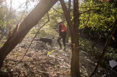 Kharkiv, Ukrayna, 24 Eylül 2024 KAB sınıfı bir savaş başlığıyla donatılmış bir Rus bombardıman uçağı Kharkiv 'deki bir yerleşim yerini kısmen yok etti. Kurtarma ekipleri saldırı mahallinde..