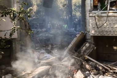 Kharkiv, Ukrayna, 24 Eylül 2024 KAB sınıfı bir savaş başlığıyla donatılmış bir Rus bombardıman uçağı Kharkiv 'deki bir yerleşim yerini kısmen yok etti. Kurtarma ekipleri saldırı mahallinde..