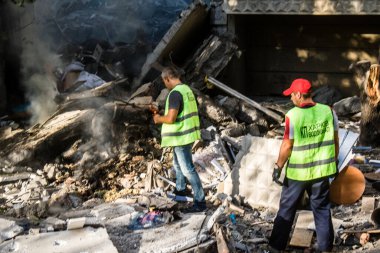 Kharkiv, Ukrayna, 24 Eylül 2024 KAB sınıfı bir savaş başlığıyla donatılmış bir Rus bombardıman uçağı Kharkiv 'deki bir yerleşim yerini kısmen yok etti. Kurtarma ekipleri saldırı mahallinde..