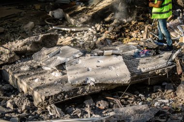 Kharkiv, Ukrayna, 24 Eylül 2024 KAB sınıfı bir savaş başlığıyla donatılmış bir Rus bombardıman uçağı Kharkiv 'deki bir yerleşim yerini kısmen yok etti. Kurtarma ekipleri saldırı mahallinde..