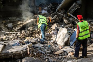 Kharkiv, Ukrayna, 24 Eylül 2024 KAB sınıfı bir savaş başlığıyla donatılmış bir Rus bombardıman uçağı Kharkiv 'deki bir yerleşim yerini kısmen yok etti. Kurtarma ekipleri saldırı mahallinde..
