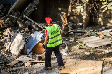Kharkiv, Ukrayna, 24 Eylül 2024 KAB sınıfı bir savaş başlığıyla donatılmış bir Rus bombardıman uçağı Kharkiv 'deki bir yerleşim yerini kısmen yok etti. Kurtarma ekipleri saldırı mahallinde..