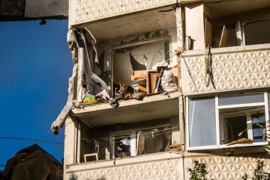 Kharkiv, Ukrayna, 24 Eylül 2024 KAB sınıfı bir savaş başlığıyla donatılmış bir Rus bombardıman uçağı Kharkiv 'deki bir yerleşim yerini kısmen yok etti. Kurtarma ekipleri saldırı mahallinde..