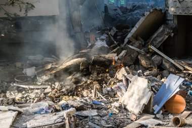 Kharkiv, Ukrayna, 24 Eylül 2024 KAB sınıfı bir savaş başlığıyla donatılmış bir Rus bombardıman uçağı Kharkiv 'deki bir yerleşim yerini kısmen yok etti. Kurtarma ekipleri saldırı mahallinde..