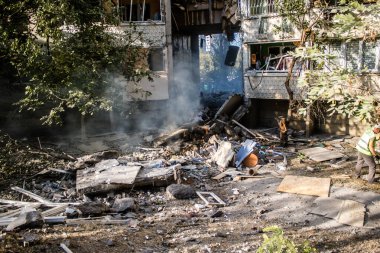 Kharkiv, Ukrayna, 24 Eylül 2024 KAB sınıfı bir savaş başlığıyla donatılmış bir Rus bombardıman uçağı Kharkiv 'deki bir yerleşim yerini kısmen yok etti. Kurtarma ekipleri saldırı mahallinde..