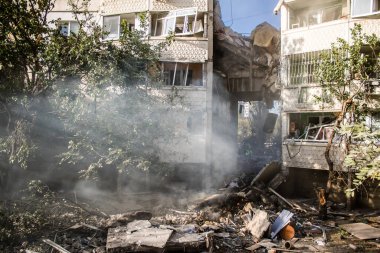 Kharkiv, Ukrayna, 24 Eylül 2024 KAB sınıfı bir savaş başlığıyla donatılmış bir Rus bombardıman uçağı Kharkiv 'deki bir yerleşim yerini kısmen yok etti. Kurtarma ekipleri saldırı mahallinde..