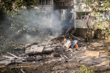 Kharkiv, Ukrayna, 24 Eylül 2024 KAB sınıfı bir savaş başlığıyla donatılmış bir Rus bombardıman uçağı Kharkiv 'deki bir yerleşim yerini kısmen yok etti. Kurtarma ekipleri saldırı mahallinde..