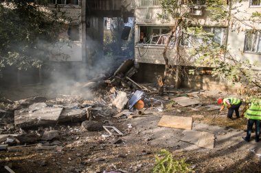 Kharkiv, Ukrayna, 24 Eylül 2024 KAB sınıfı bir savaş başlığıyla donatılmış bir Rus bombardıman uçağı Kharkiv 'deki bir yerleşim yerini kısmen yok etti. Kurtarma ekipleri saldırı mahallinde..