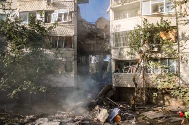 Kharkiv, Ukrayna, 24 Eylül 2024 KAB sınıfı bir savaş başlığıyla donatılmış bir Rus bombardıman uçağı Kharkiv 'deki bir yerleşim yerini kısmen yok etti. Kurtarma ekipleri saldırı mahallinde..