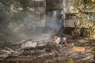 Kharkiv, Ukrayna, 24 Eylül 2024 KAB sınıfı bir savaş başlığıyla donatılmış bir Rus bombardıman uçağı Kharkiv 'deki bir yerleşim yerini kısmen yok etti. Kurtarma ekipleri saldırı mahallinde..