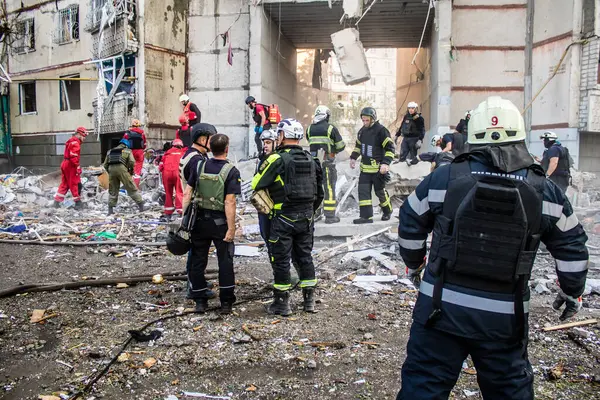 Kharkiv, Ukrayna, 24 Eylül 2024 KAB sınıfı bir savaş başlığıyla donatılmış bir Rus bombardıman uçağı Kharkiv 'deki bir yerleşim yerini kısmen yok etti. Kurtarma ekipleri saldırı mahallinde..