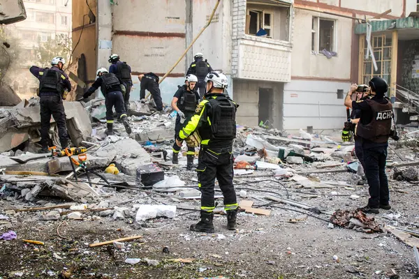 Kharkiv, Ukrayna, 24 Eylül 2024 KAB sınıfı bir savaş başlığıyla donatılmış bir Rus bombardıman uçağı Kharkiv 'deki bir yerleşim yerini kısmen yok etti. Kurtarma ekipleri saldırı mahallinde..