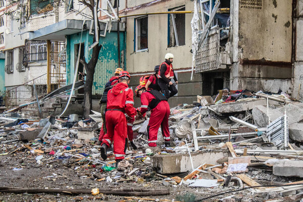 Харьков, Украина, 24 сентября 2024 года Удар российского бомбардировщика, оснащенного боеголовкой класса КАБ, частично разрушил жилое здание в Харькове. Спасатели на месте нападения..