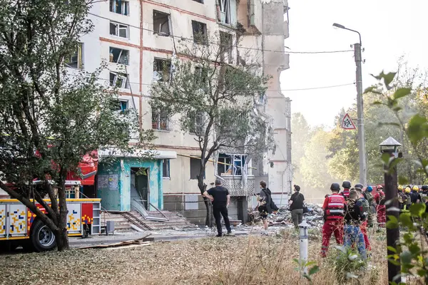 Kharkiv, Ukrayna, 24 Eylül 2024 KAB sınıfı bir savaş başlığıyla donatılmış bir Rus bombardıman uçağı Kharkiv 'deki bir yerleşim yerini kısmen yok etti. Kurtarma ekipleri saldırı mahallinde..