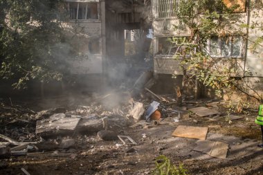 Kharkiv, Ukrayna, 24 Eylül 2024 KAB sınıfı bir savaş başlığıyla donatılmış bir Rus bombardıman uçağı Kharkiv 'deki bir yerleşim yerini kısmen yok etti. Kurtarma ekipleri saldırı mahallinde..