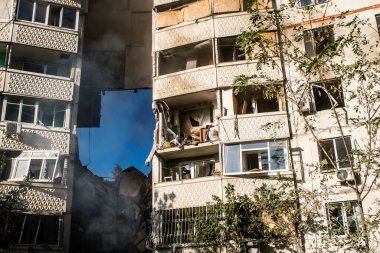 Kharkiv, Ukrayna, 24 Eylül 2024 KAB sınıfı bir savaş başlığıyla donatılmış bir Rus bombardıman uçağı Kharkiv 'deki bir yerleşim yerini kısmen yok etti. Kurtarma ekipleri saldırı mahallinde..