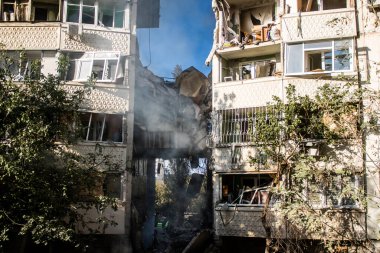 Kharkiv, Ukrayna, 24 Eylül 2024 KAB sınıfı bir savaş başlığıyla donatılmış bir Rus bombardıman uçağı Kharkiv 'deki bir yerleşim yerini kısmen yok etti. Kurtarma ekipleri saldırı mahallinde..