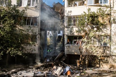 Kharkiv, Ukrayna, 24 Eylül 2024 KAB sınıfı bir savaş başlığıyla donatılmış bir Rus bombardıman uçağı Kharkiv 'deki bir yerleşim yerini kısmen yok etti. Kurtarma ekipleri saldırı mahallinde..