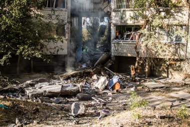 Kharkiv, Ukrayna, 24 Eylül 2024 KAB sınıfı bir savaş başlığıyla donatılmış bir Rus bombardıman uçağı Kharkiv 'deki bir yerleşim yerini kısmen yok etti. Kurtarma ekipleri saldırı mahallinde..
