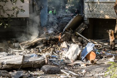 Kharkiv, Ukrayna, 24 Eylül 2024 KAB sınıfı bir savaş başlığıyla donatılmış bir Rus bombardıman uçağı Kharkiv 'deki bir yerleşim yerini kısmen yok etti. Kurtarma ekipleri saldırı mahallinde..