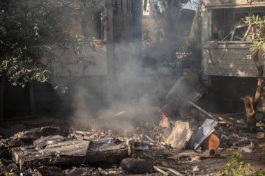 Kharkiv, Ukrayna, 24 Eylül 2024 KAB sınıfı bir savaş başlığıyla donatılmış bir Rus bombardıman uçağı Kharkiv 'deki bir yerleşim yerini kısmen yok etti. Kurtarma ekipleri saldırı mahallinde..