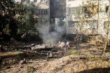 Kharkiv, Ukrayna, 24 Eylül 2024 KAB sınıfı bir savaş başlığıyla donatılmış bir Rus bombardıman uçağı Kharkiv 'deki bir yerleşim yerini kısmen yok etti. Kurtarma ekipleri saldırı mahallinde..