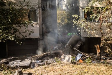 Kharkiv, Ukrayna, 24 Eylül 2024 KAB sınıfı bir savaş başlığıyla donatılmış bir Rus bombardıman uçağı Kharkiv 'deki bir yerleşim yerini kısmen yok etti. Kurtarma ekipleri saldırı mahallinde..
