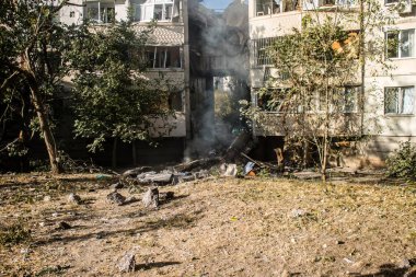 Kharkiv, Ukrayna, 24 Eylül 2024 KAB sınıfı bir savaş başlığıyla donatılmış bir Rus bombardıman uçağı Kharkiv 'deki bir yerleşim yerini kısmen yok etti. Kurtarma ekipleri saldırı mahallinde..