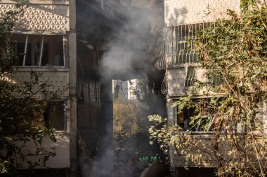 Kharkiv, Ukrayna, 24 Eylül 2024 KAB sınıfı bir savaş başlığıyla donatılmış bir Rus bombardıman uçağı Kharkiv 'deki bir yerleşim yerini kısmen yok etti. Kurtarma ekipleri saldırı mahallinde..