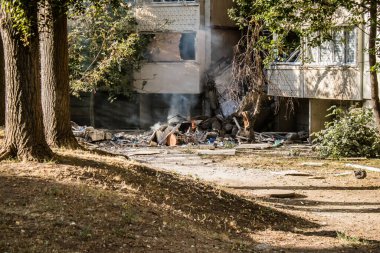 Kharkiv, Ukrayna, 24 Eylül 2024 KAB sınıfı bir savaş başlığıyla donatılmış bir Rus bombardıman uçağı Kharkiv 'deki bir yerleşim yerini kısmen yok etti. Kurtarma ekipleri saldırı mahallinde..