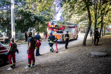 Kharkiv, Ukrayna, 24 Eylül 2024 KAB sınıfı bir savaş başlığıyla donatılmış bir Rus bombardıman uçağı Kharkiv 'deki bir yerleşim yerini kısmen yok etti. Kurtarma ekipleri saldırı mahallinde..