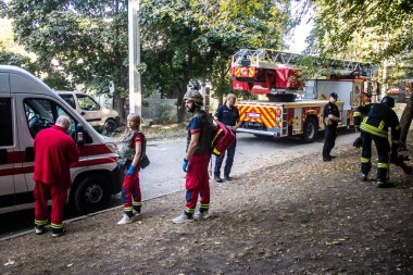 Kharkiv, Ukrayna, 24 Eylül 2024 KAB sınıfı bir savaş başlığıyla donatılmış bir Rus bombardıman uçağı Kharkiv 'deki bir yerleşim yerini kısmen yok etti. Kurtarma ekipleri saldırı mahallinde..