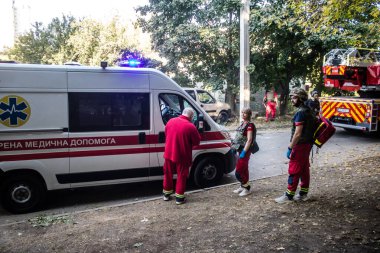 Kharkiv, Ukrayna, 24 Eylül 2024 KAB sınıfı bir savaş başlığıyla donatılmış bir Rus bombardıman uçağı Kharkiv 'deki bir yerleşim yerini kısmen yok etti. Kurtarma ekipleri saldırı mahallinde..