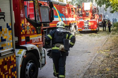 Kharkiv, Ukrayna, 24 Eylül 2024 KAB sınıfı bir savaş başlığıyla donatılmış bir Rus bombardıman uçağı Kharkiv 'deki bir yerleşim yerini kısmen yok etti. Kurtarma ekipleri saldırı mahallinde..