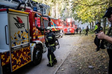 Kharkiv, Ukrayna, 24 Eylül 2024 KAB sınıfı bir savaş başlığıyla donatılmış bir Rus bombardıman uçağı Kharkiv 'deki bir yerleşim yerini kısmen yok etti. Kurtarma ekipleri saldırı mahallinde..