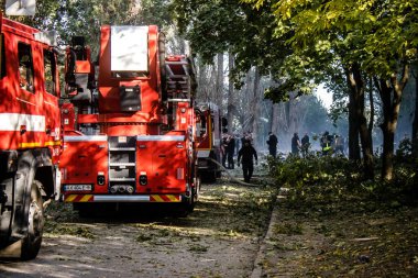 Kharkiv, Ukrayna, 24 Eylül 2024 KAB sınıfı bir savaş başlığıyla donatılmış bir Rus bombardıman uçağı Kharkiv 'deki bir yerleşim yerini kısmen yok etti. Kurtarma ekipleri saldırı mahallinde..